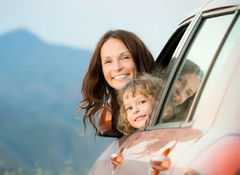 Девушка с чемоданом в поле. Мама с ребенком в машине уставшие. Путешествие с детьми. Дети путешествуют. Долгий путь с мамой на заднем.