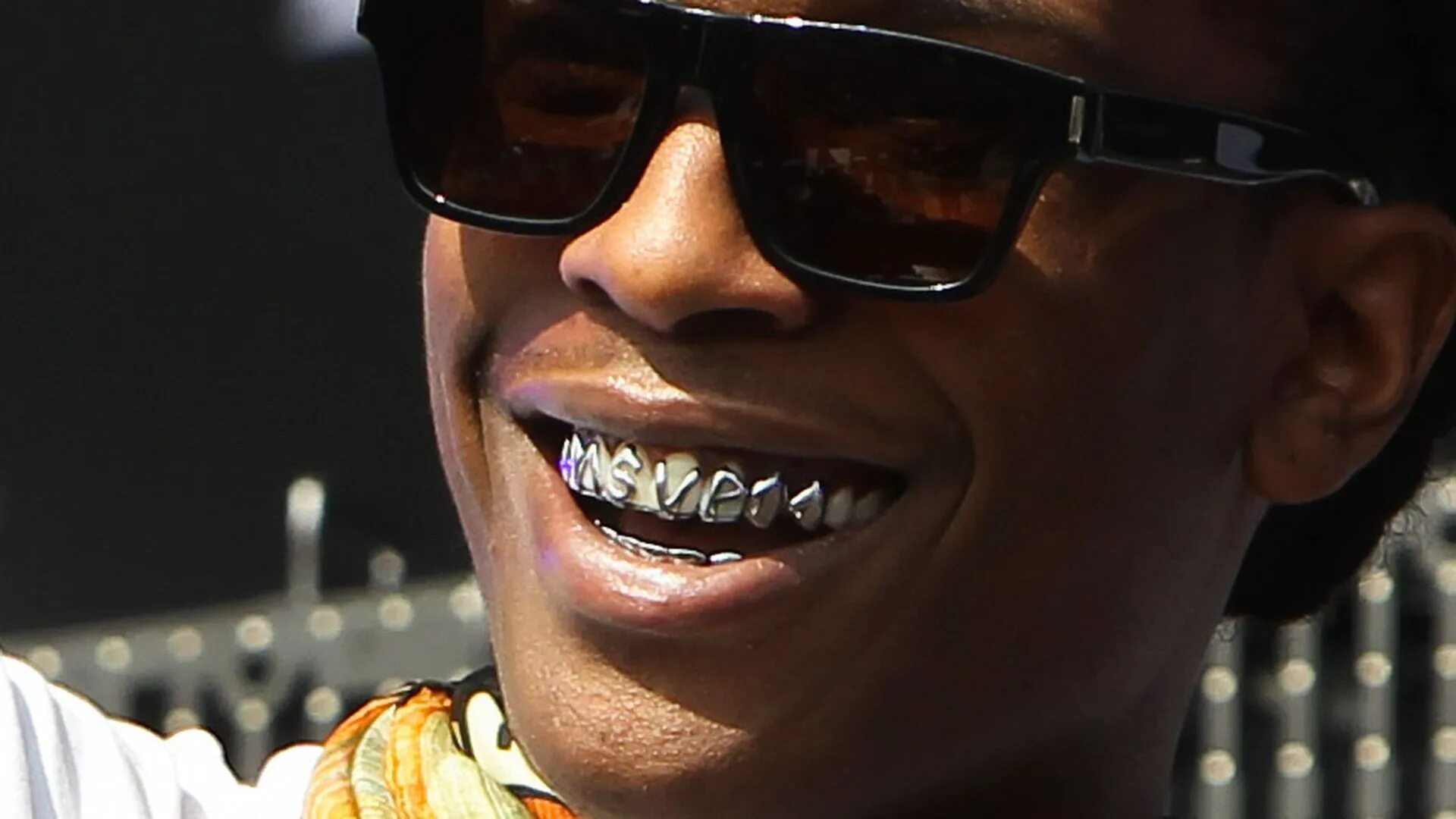 Asap rocky asap грилзы. Travis scott гриллзы. Канье уэст зубы. Накладки на клыки. Asap rocky asap грилзы.