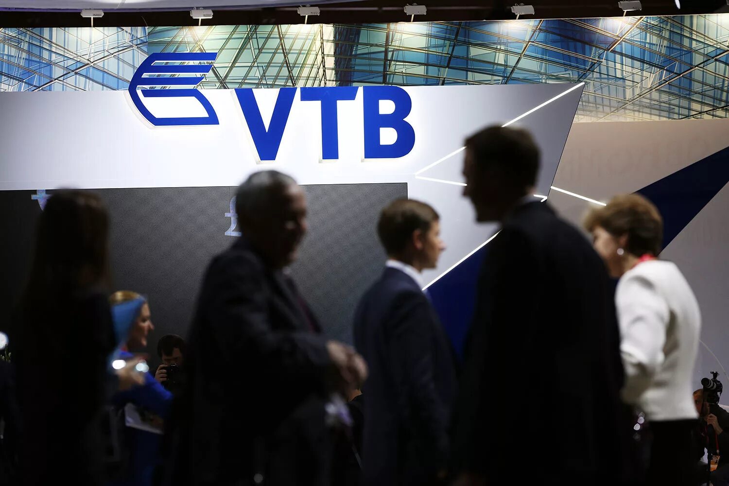 Vtb bank pjsc shanghai. Группа ВТБ. ВТБ мобайл. ВТБ капитал. Очередь в ВТБ.