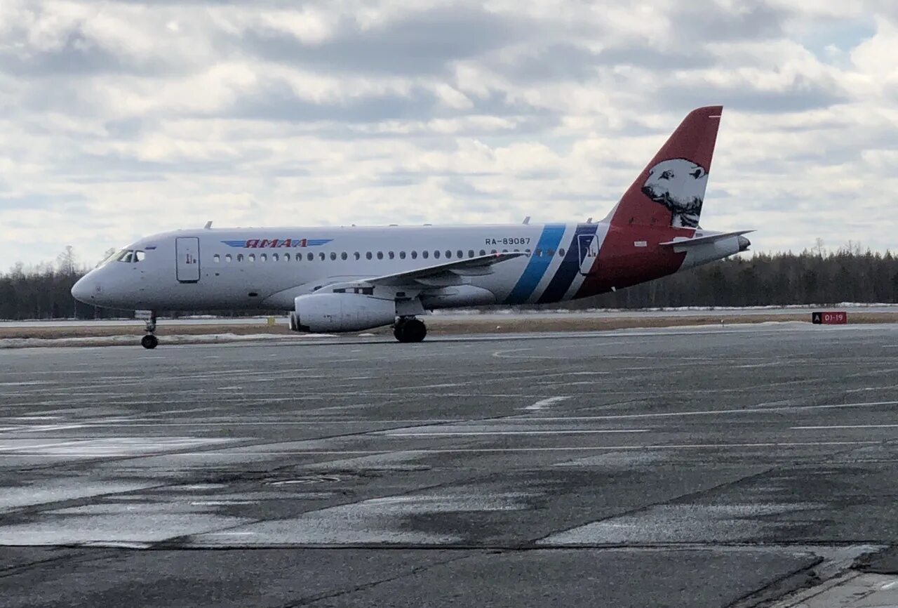 Аэропорт ноябрьск вылет. Авиакомпания Ямал Ноябрьск. Ямал самолет в Ноябрьске. Ноябрьск с самолета. Самолет Ноябрьск Россия.