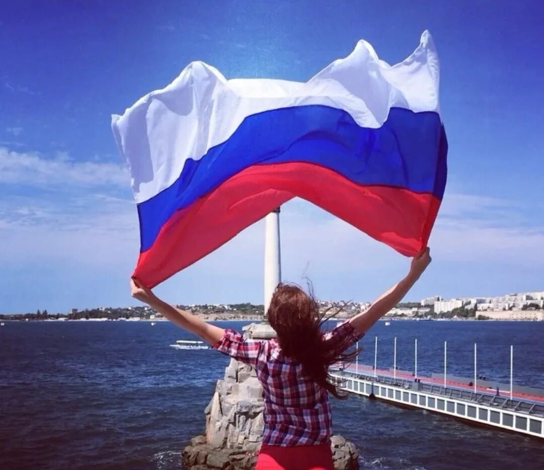 Флаг российский. Красивые девушки с флагом. Фотосессия с флагом. Сделать фото с флагом. Флаг российский.