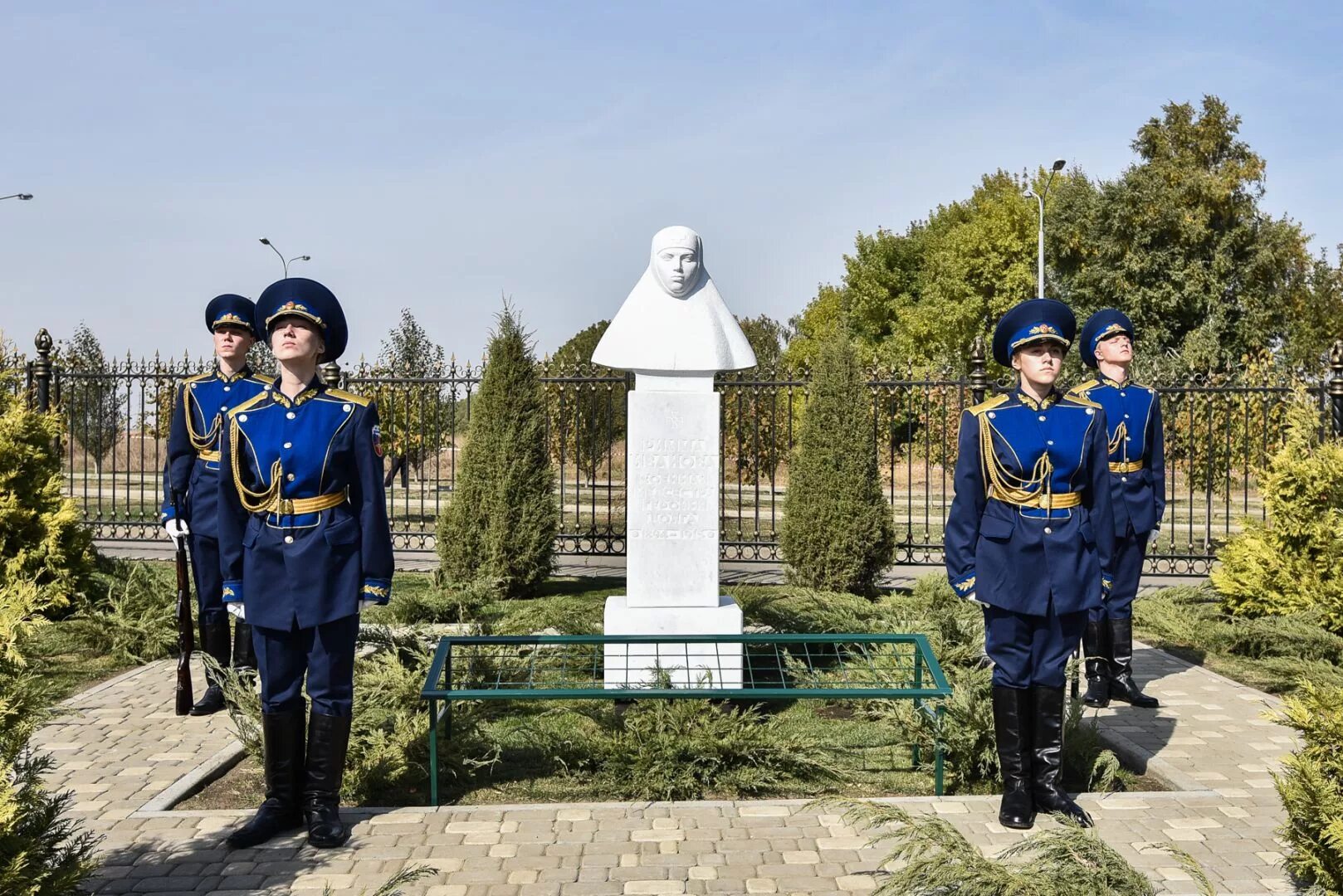 Памятник Римме Ивановой в Михайловске Ставропольского края. Памятник Римме Ивановой. Памятник посвященный Римме Ивановой Ставрополь. Михайловск Ставрополье Адмирал. Памятники михайловска