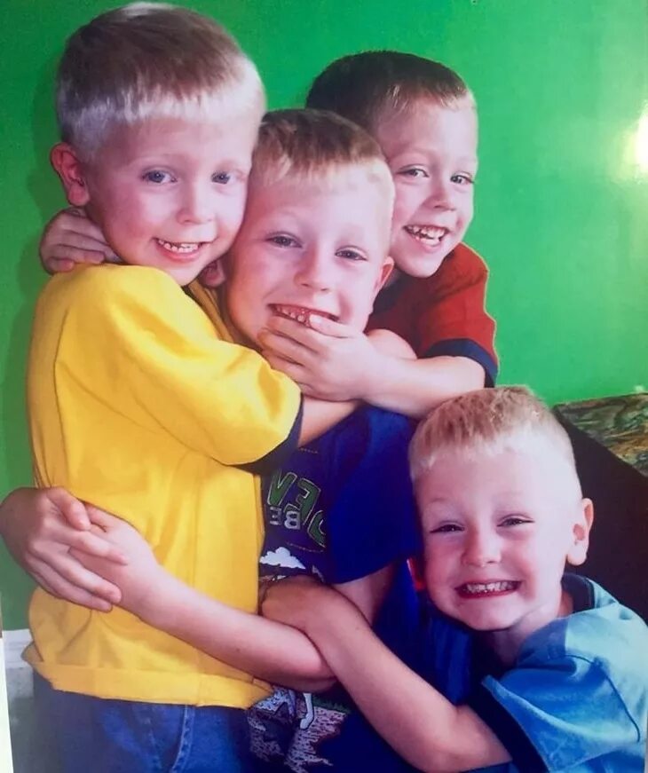 Много детей в семье. Четверо сыновей. Семья королевская двойня. Три ребенка. Дети из многодетных семей.