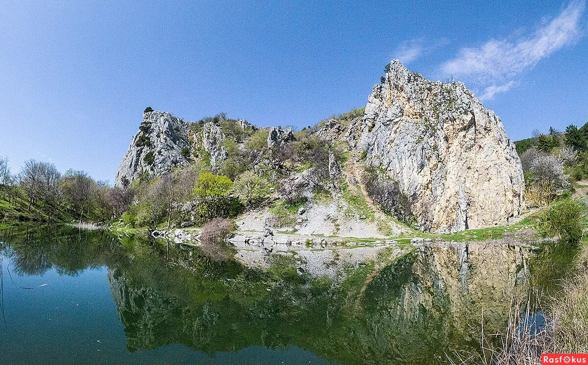 Озеро красный камень. Красный камень озеро. Красный камень озеро. Красный камень озеро. Паанаярви скала каменная баба.