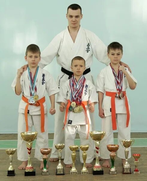 Группа бойцов в кимоно картинка. Секция карате. Набор в группу каратэ. Фон для фотосессии детей группа карате. Каратэ группа.