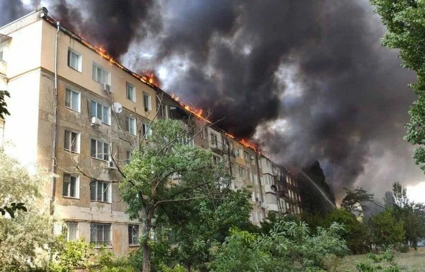 Торез обстановка. Пожар хрущевка. горящая хрущевка. пожар на херсонской улице. торез пожар.