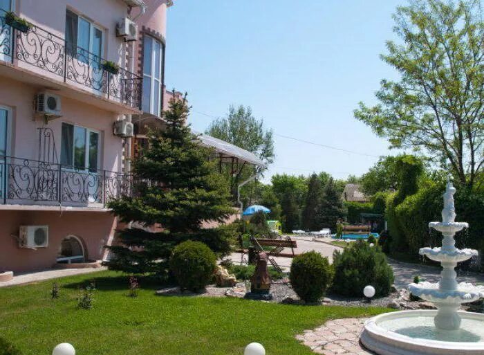 Ул ленина геническ. Геническ улица воровского. Геническ достопримечательности. Геническ 4. База отдыха арабатская стрелка.