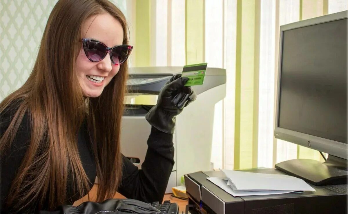 Первая девушка интернета. Первая девушка, которую я полюбила (2016). Первая девушка интернета. Женщина в сетях. Мошенничество девушка.