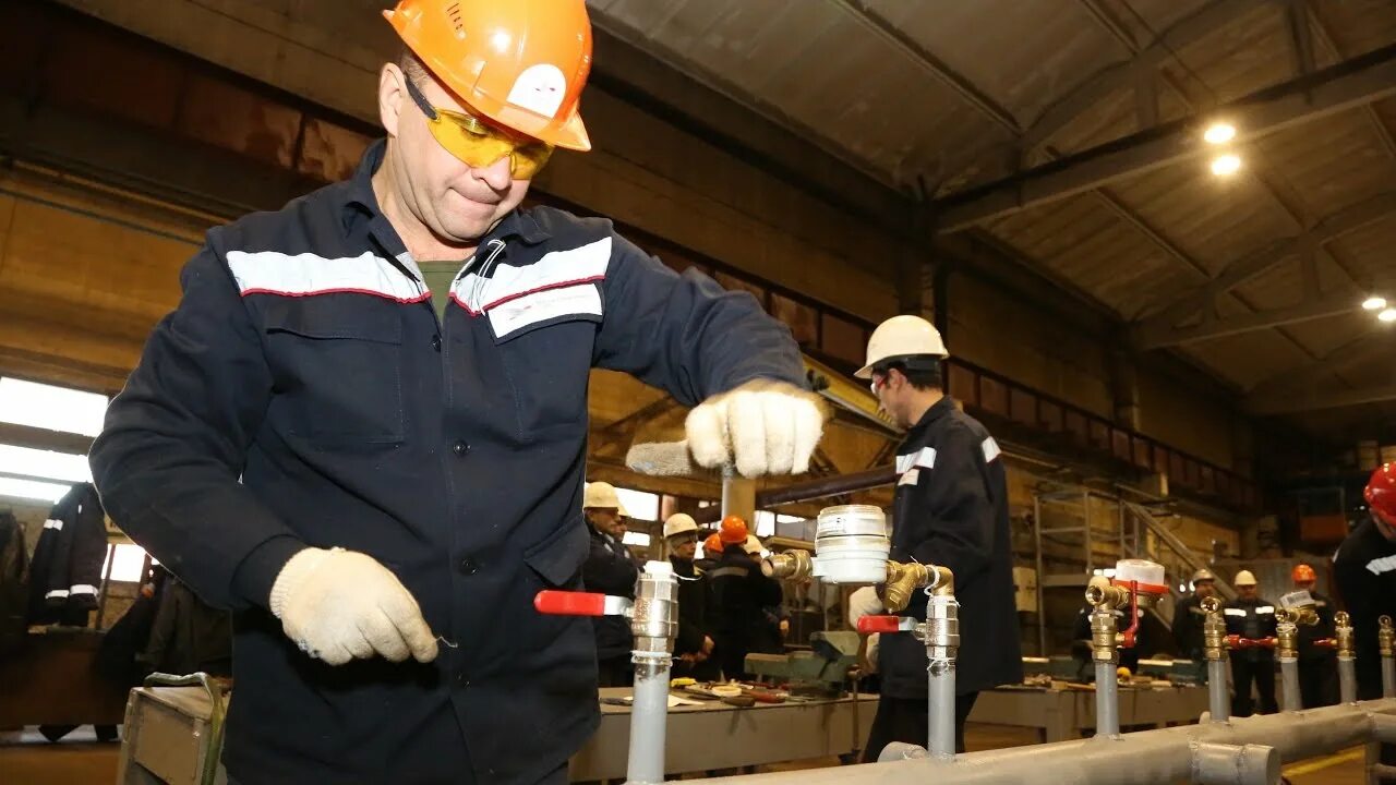 Слесарь ремонтник. Лазуткин оэмк. Зук оэмк. Слесарь ремонтник трубопроводов. Обжигальщик извести.