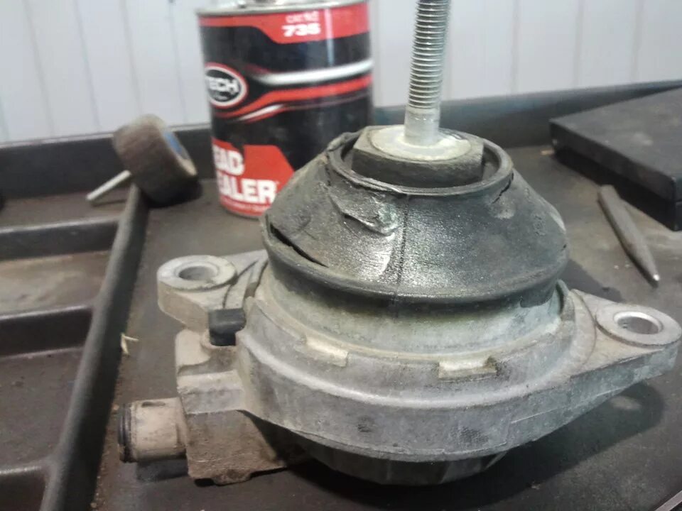 Подушка двигателя ауди а4 б5. Подушка двигателя а6 с5. 01. Гидравлическая опора двигателя ауди а8. Опоры двигателя ауди а6 с6.