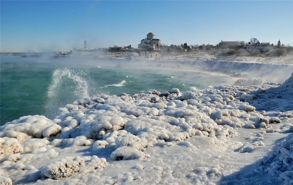 Кипящее море. Зимний Севастополь. Севастополь море зима. Севастополь зимой.