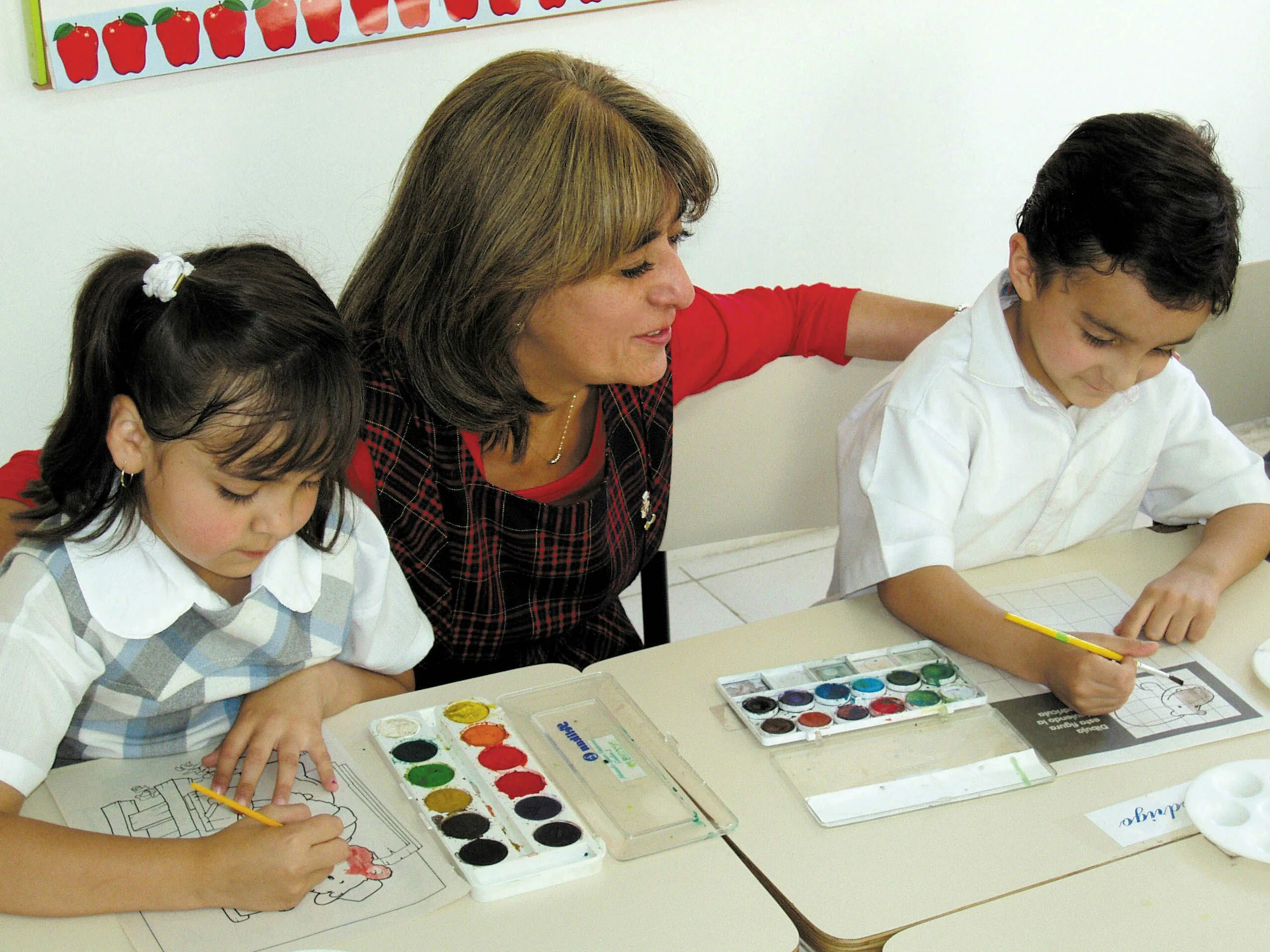 Teaching assistant. Обучение детей диалогу. подписываем фото с детьми на занятии. student assisted teaching.
