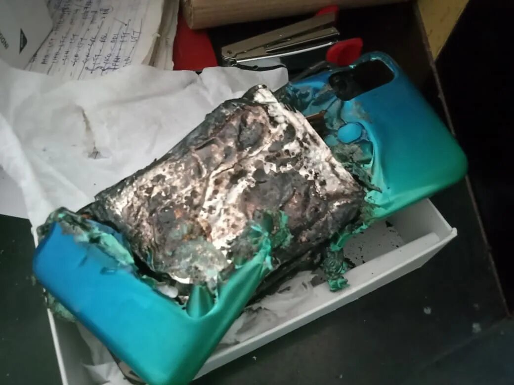Поко взорвался почему. Взорвался аккумулятор на самсунге. galaxy note 7 взрывается. самсунг взрыв аккумулятора.