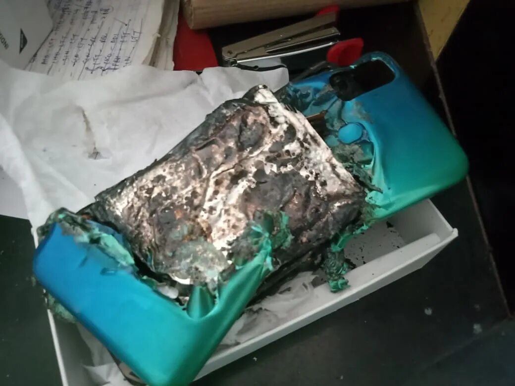 Взорвался аккумулятор на самсунге. Galaxy Note 7 взрывается. Самсунг взрыв аккумулятора.