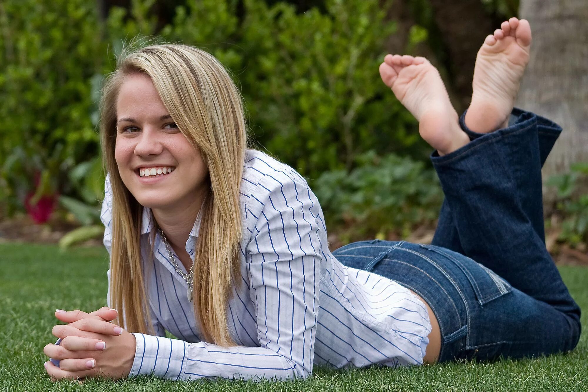 Ступни девочек 14. Пятки школьниц. Barefoot girl feet. Босые подошвы. Barefoot girl feet.