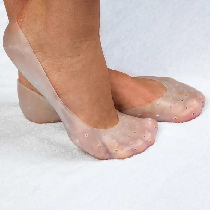 Педикюрные носки. Силиконовые носочки. Силиконовые носочки для ног. Силиконовые носки для пяток. Ноги в носочках для педикюра.