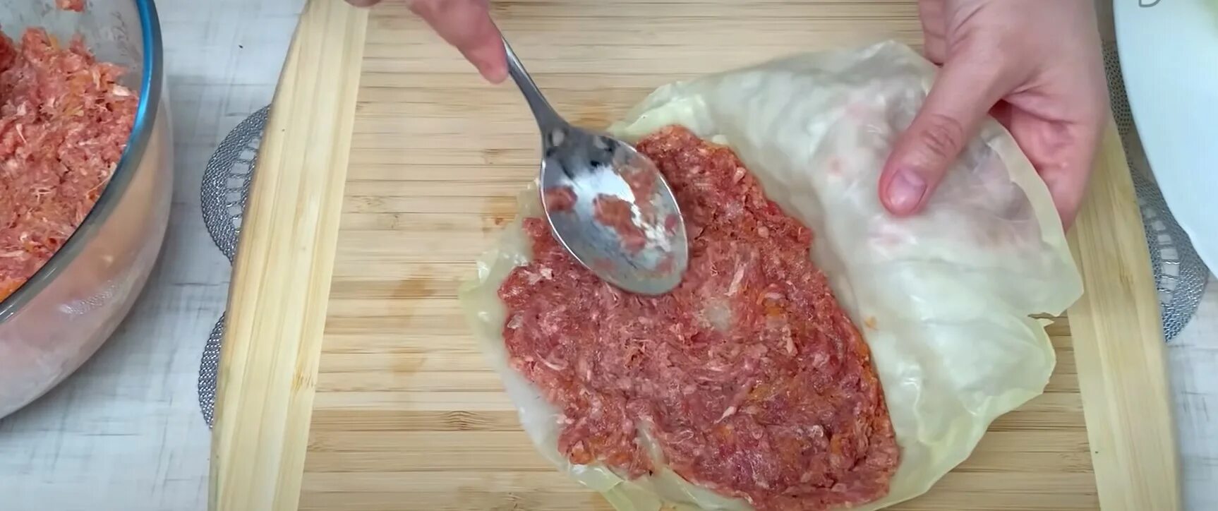 Чебурек из капустных листов. Мини чебуреки с капустой. Чебуреки из капустных листьев. Чебуреки в капустных листьях. Роза из чебуреков.