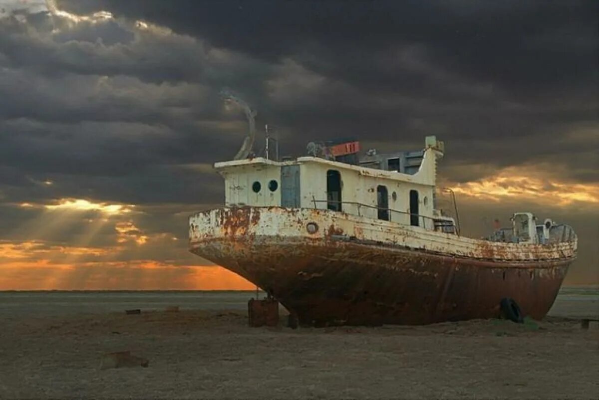 Остров БАРСАКЕЛЬМЕС Аральское море. Аральское море корабль гидролог. Кладбище кораблей Аральское море. Аральское море затонувшие корабли. Проходят дни высыхают океаны