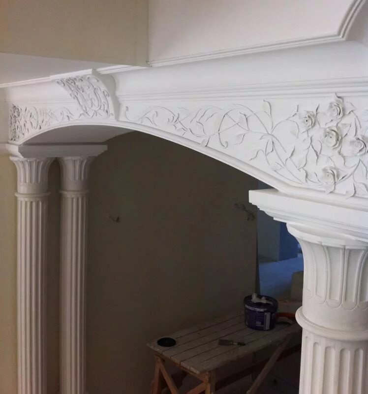 арка с колоннами. гипсовая арка. гипсовая арка. арка с гипсовыми наличниками. арка в петергофе.