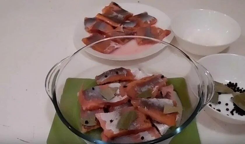 Как вкусно засолить горбушу без рассола. Горбуша в рассоле кусочками. засолка горбуши кусочками. посолить горбушу кусочками быстро и вкусно. посол горбуши в рассоле кусочками.