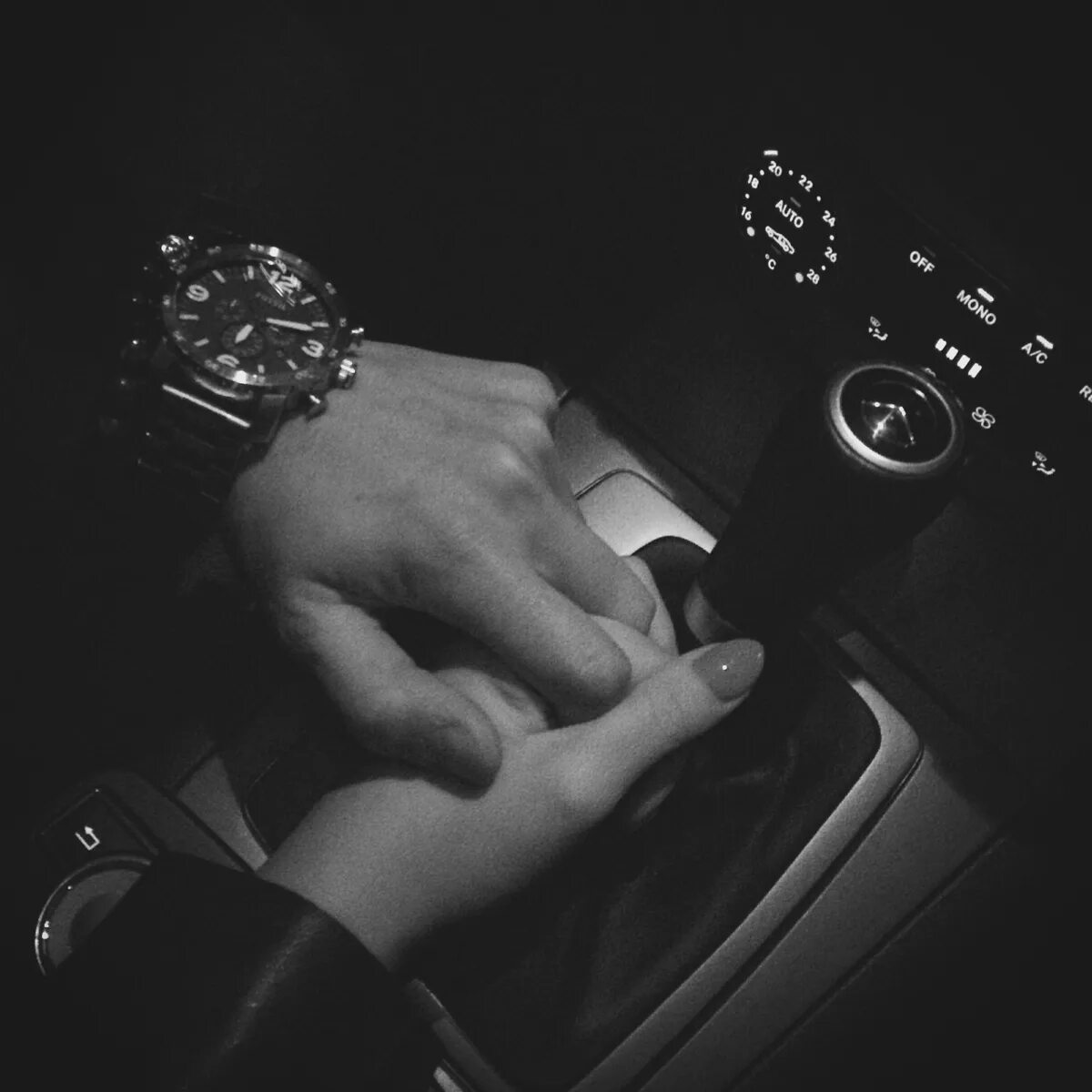 Ее рука и есть телефон. Руки влюбленных в машине. Рука в руке в машине. Руки парня и девушки в машине. Мужская и женская рука в машине.