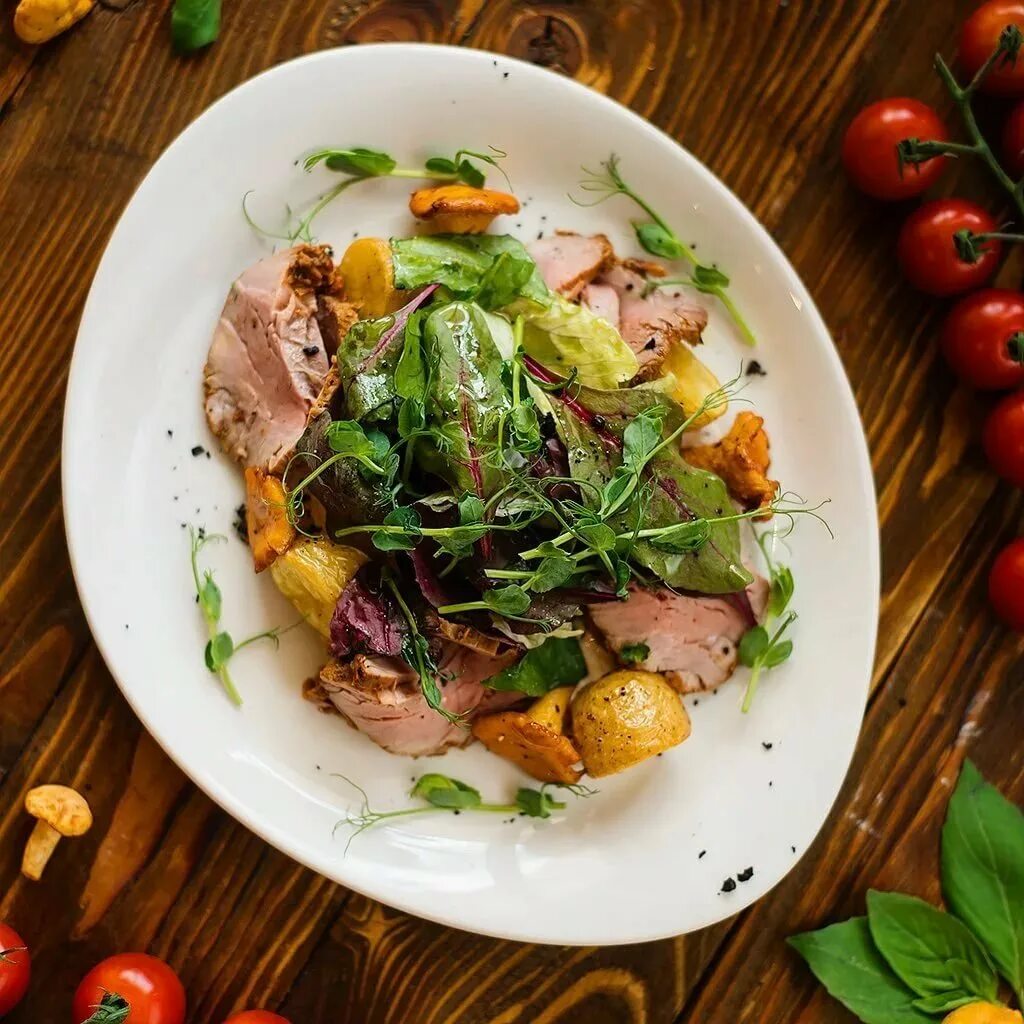Теплый ростбиф. Салат руккола с ростбифом. Ростбиф с моцареллой. Салат с ростбифом и рукколой и вялеными томатами. Теплый ростбиф.