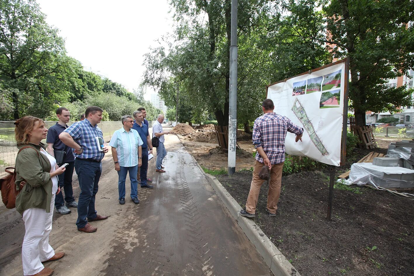 Новости свао. Сквер им 50-летия ВЛКСМ Медведково. Благоустройство рабочие. Сквер 50 лет ВЛКСМ Северное Медведково благоустройство. Наркота в парке Северное Медведково ВЛКСМ.