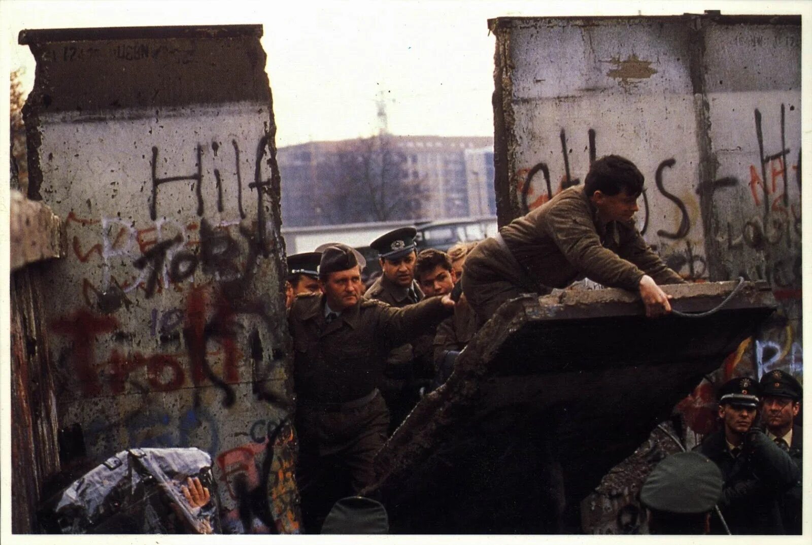 Крушение берлинской стены. 1989 год падение берлинской стены. разрушение берлинской стены. 9 ноября 1989 берлинская стена.
