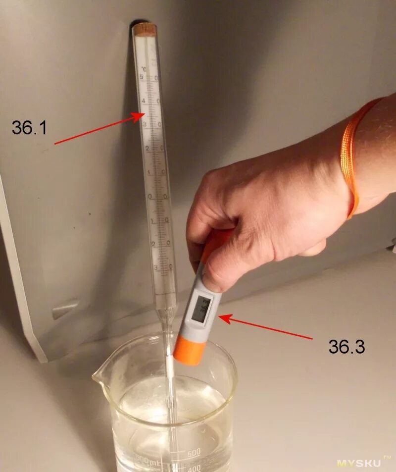 Как определить температуру воды в стакане. Измерение температуры воды. Замер температуры воды. Градусник для измерения воды горячей. Определение температуры воды.