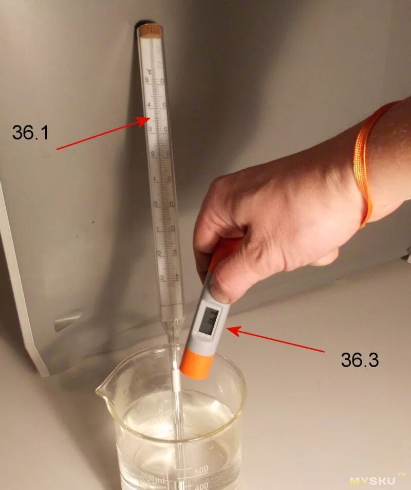Измерение температуры воды. Замер температуры воды. Градусник для измерения воды горячей. Определение температуры воды.