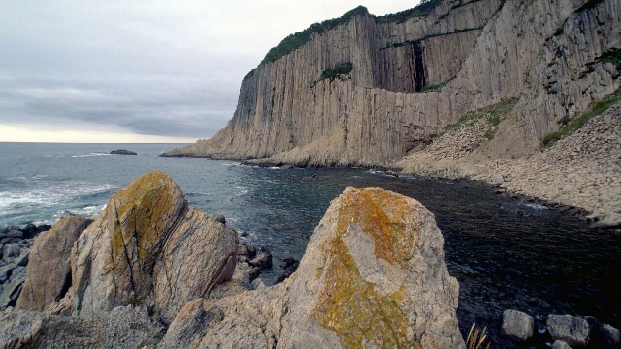 Остров решат. Шторм остров Кунашир. Курильские острова МИД Захарова. Бухта Тихая Сахалинская область зима. Острова Южной части.