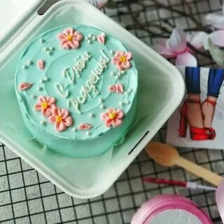 Қорыққан жалаңаш қыздың суреті