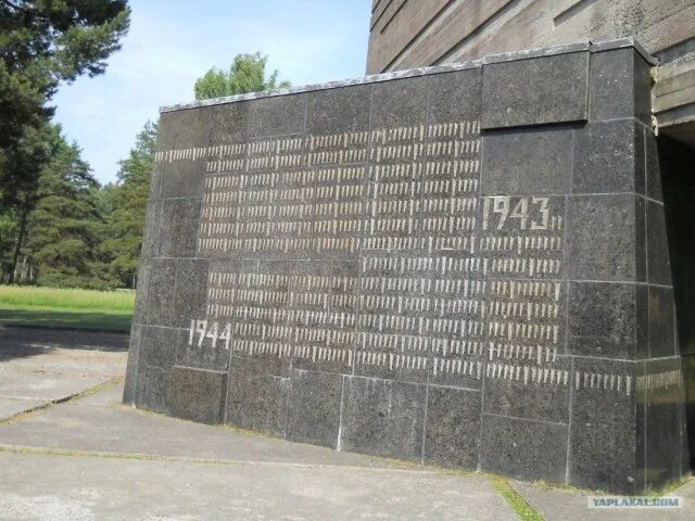 Саласпилс концлагерь мемориал. Мемориальный комплекс в Латвии Саласпилс. Саласпилс концлагерь памятник. Саласпилс (мемориальный ансамбль) памятники жертвам Холокоста. Годы жизни стена