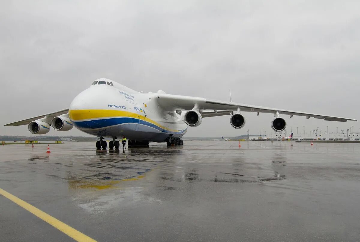 Ан 225 купить. АН-225 Мрия. АН-124 Мрия. АН 124 И АН 225. АН-225 Мрия взлет.