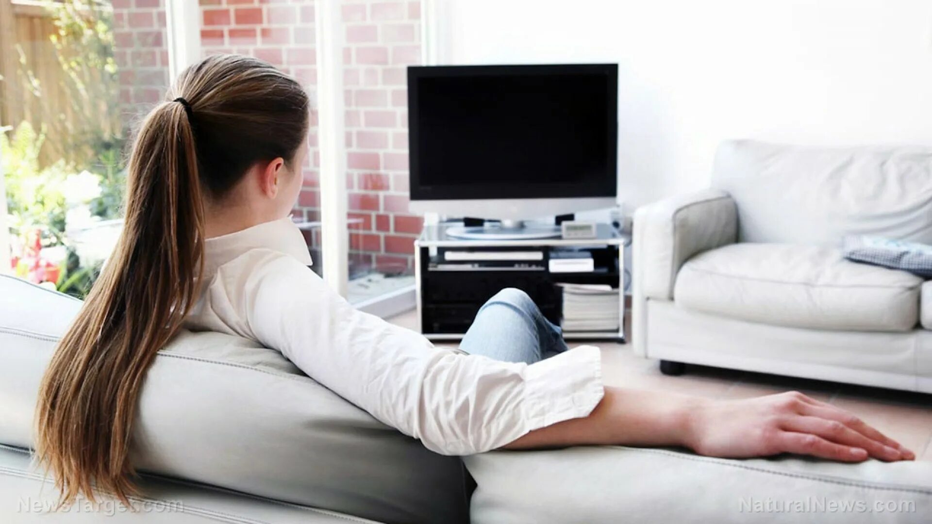 Your attitude to watching tv. Женщина у телевизора. Женщина смотрит телевизор. Женщина перед телевизором. Человек перед телевизором.