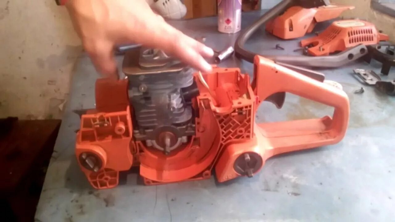 Сборка бензопилы. Husqvarna 142 цепь. Бензопила хускварна ремонт видео. Пила хускварна 136. Бензопилы для монтажа.