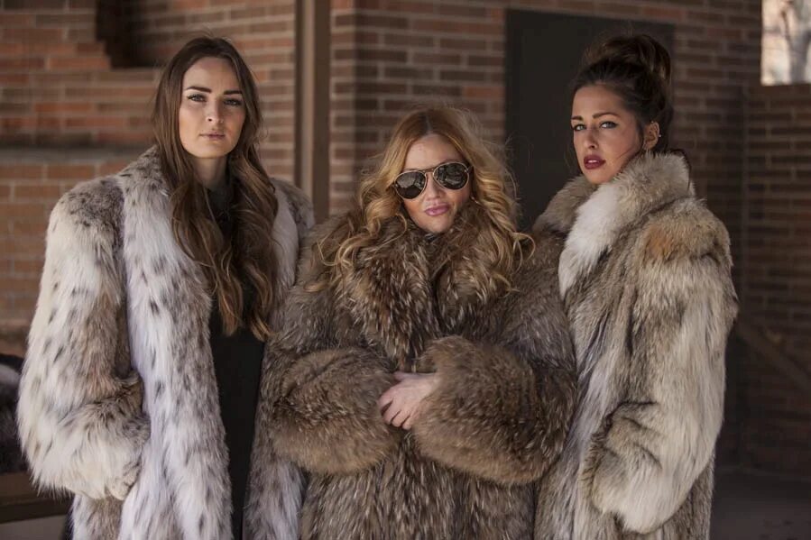 For their fur. Даниелла Димитровска fur Coat. Вечеринка в шубах. Шубы групповые. Меховая вечеринка.