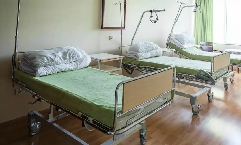 Стационарные койки. Больничная кровать в палате. Кровати для стационара. Больничная койка современная. Кровати для дневного стационара.