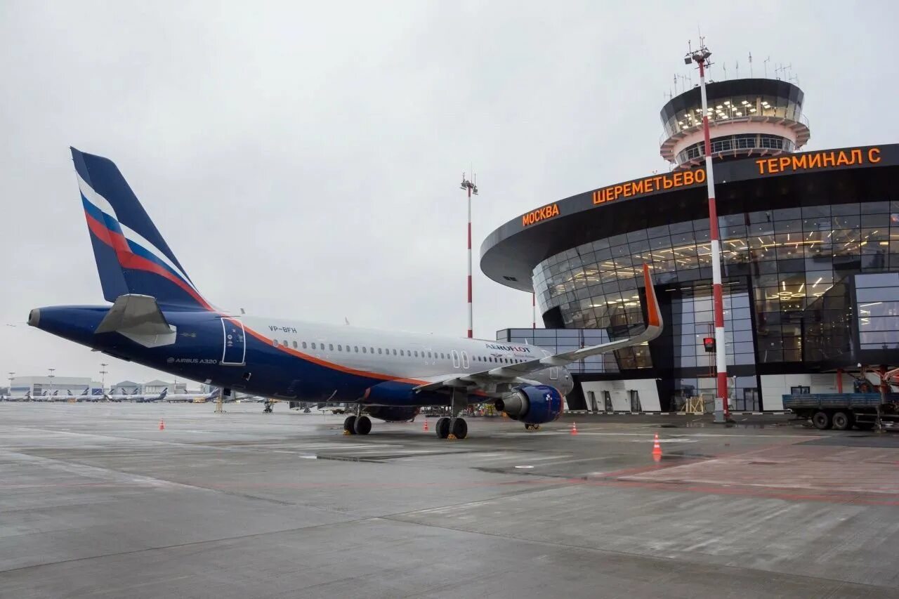 Международный аэропорт Шереметьево в Москве. Москва аэропорт Шереметьево терминал в. Шереметьево 1 аэропорт Москва. Аэровокзал Шереметьево 1. Бесплатный телефон аэропорта шереметьево