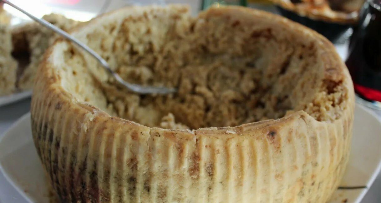 Кацу марцу. Сардиния сыр касу марцу. Касу марцу с личинками. Сыр касу марцу личинки. Касу марцу — италия.
