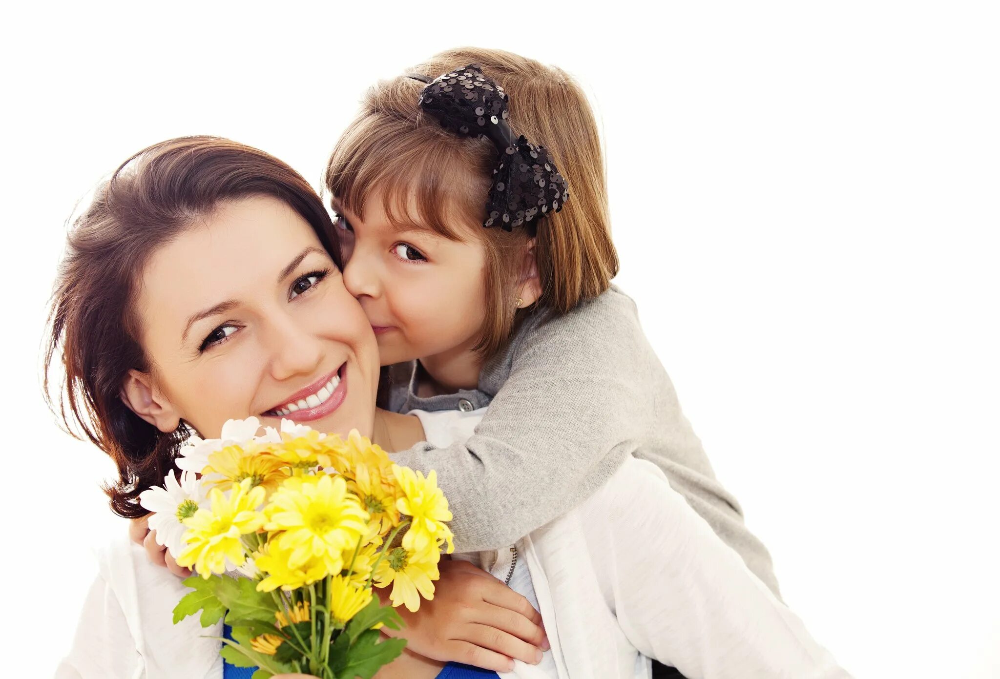 Маму мамочку люблю ей цветы я подарю. Сынок дарит маме цветы. Маму мамочку люблю ей цветы я подарю. Маму мамочку люблю ей цветы я подарю. Маму очень я люблю ей цветочек подарю.