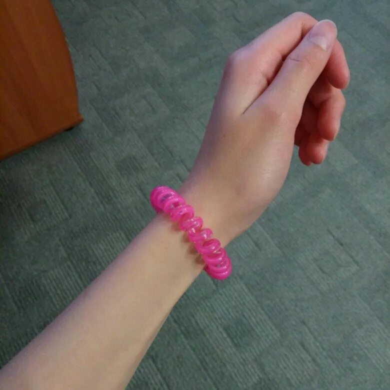 Что означает резинка на руке девушки пружинка. Резинка браслет на руку. Резинка на руке. Розовая резинка на руке. Резиночки на руку.