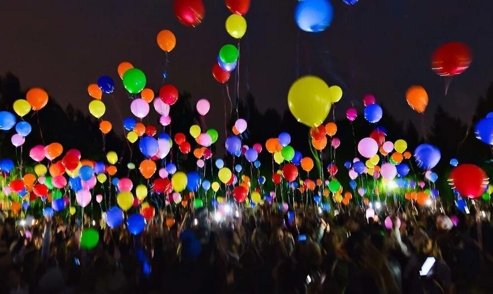 Шары в небо на выпускной. Светящиеся шары. Светящиеся шары в небе. Светящиеся шары на выпускной. Праздничные шары.