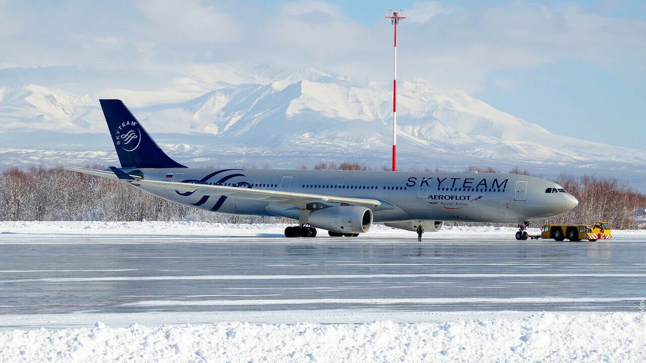 Гоу ту бас петропавловск. Аэропорт Елизово Петропавловск-Камчатский. Авиабаза Елизово Камчатка. Новый аэропорт Елизово Петропавловск-Камчатский. Аэропорт Петропавловск-Камчатский внутри.