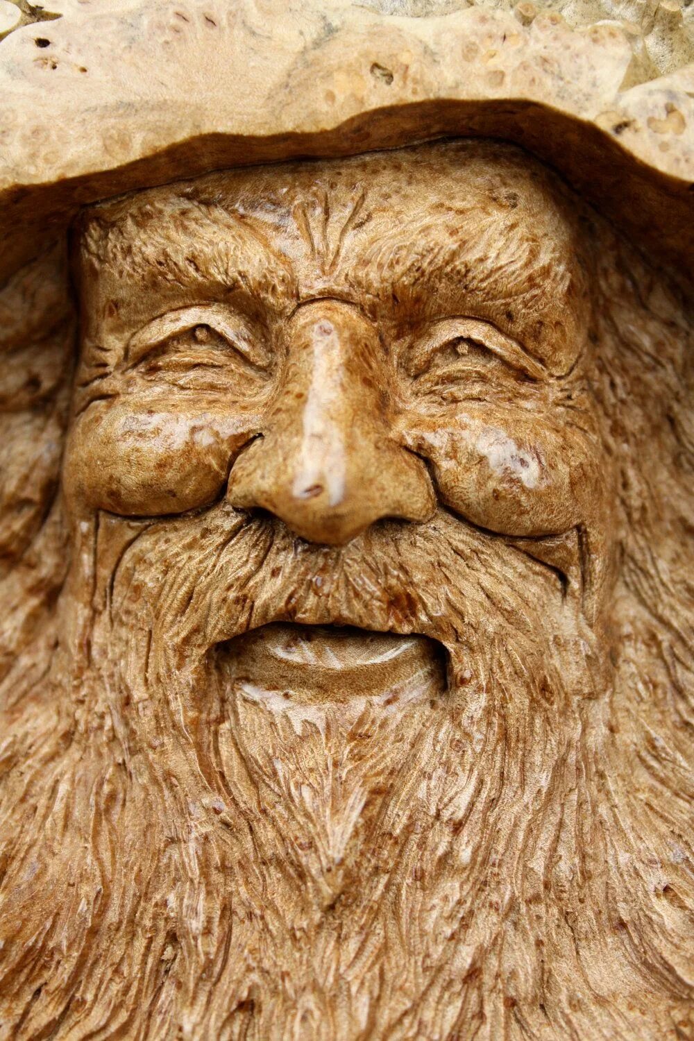 Резьба людей. Деревянная скульптура резьба по дереву. Резьба по дереву старец. Резные лица из дерева. Резьба по дереву Домовой.