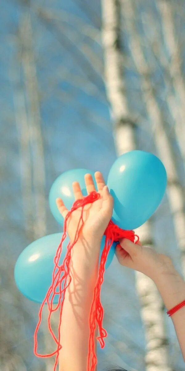Воздушные шарики деревья. Воздушные шары. Воздушный шарик. Воздушные шары в руке. Фотосессия с шарами.