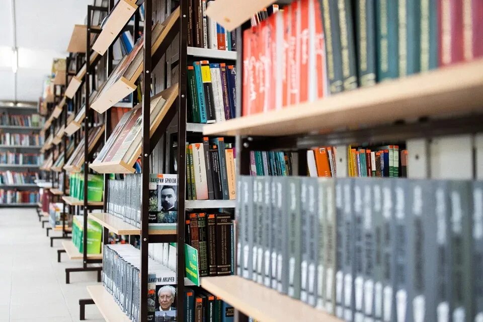 Калининградская областная библиотека. Библиотека калининград. картинка книги в библиотеке. калининградская научная библиотека. книжный маяк петербурга 2023.