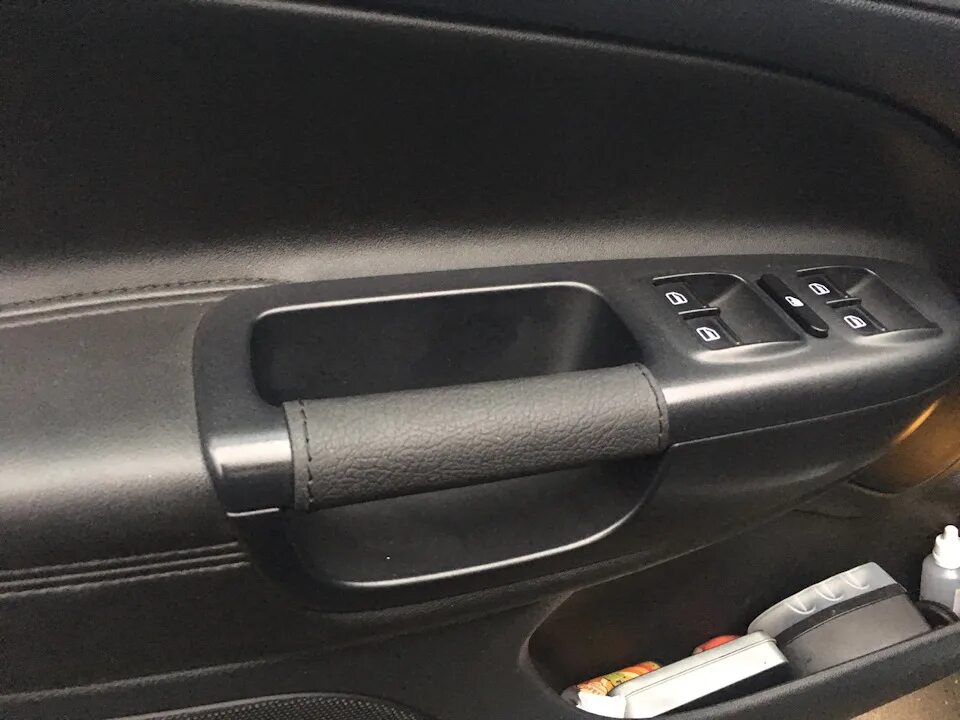 Ручки внутренние шкода. Внутренняя ручка двери суперб 2. Ручка открывания двери шкода рапид 2016. Суперб 2 ручка обшивки двери. Ручки внутренние шкода.