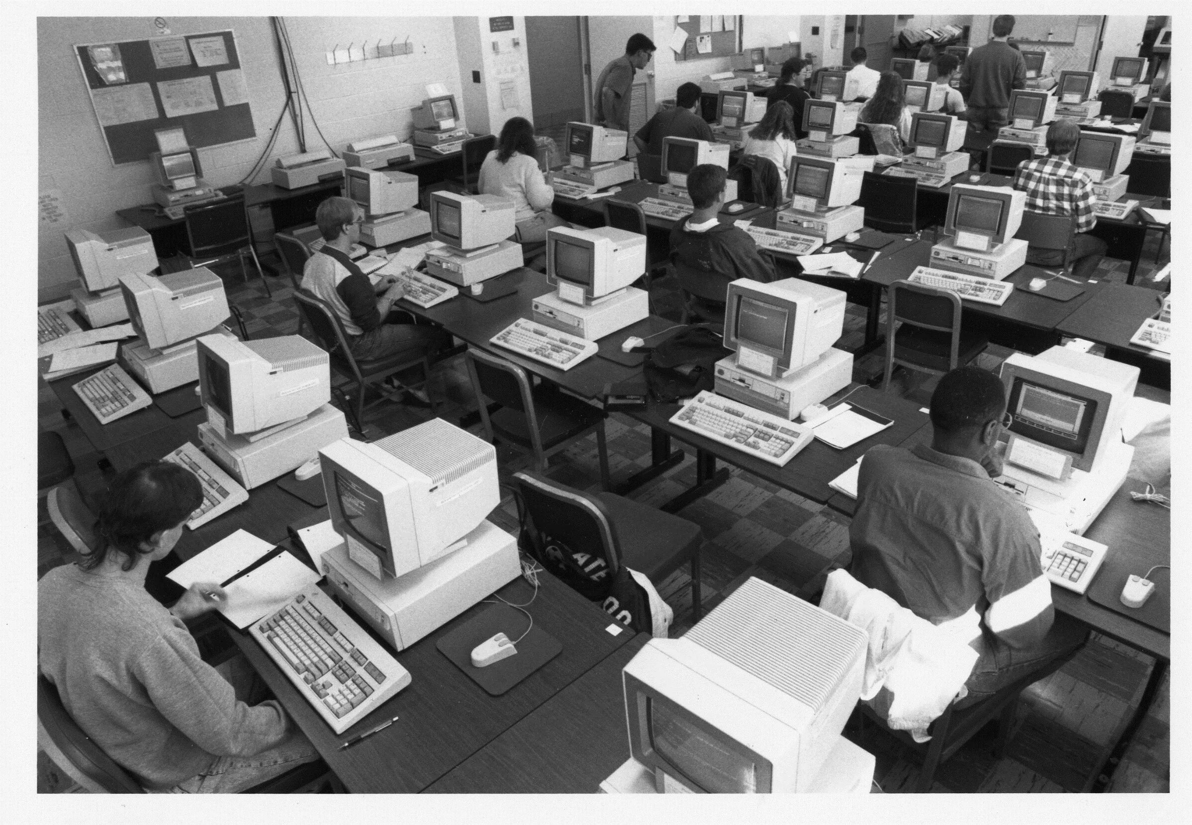 Увм по свердловской области. Computer Lab 1980s. 1980 Компьютерлер. Лаборатория 1980. Интернет 1980.