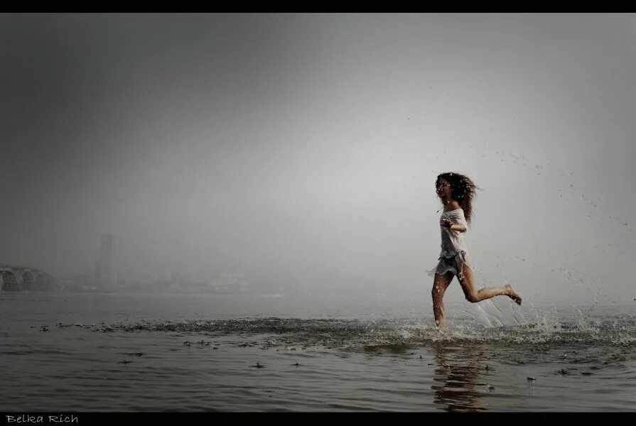 Бегу по волне. Девушка убегает от волны. Бегущий по. Belka Rich фотограф. Бегущие по пустым мечтам фильм 2009.